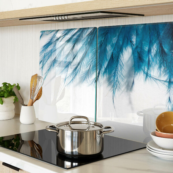 Tabla de cocina Plumas azules sobre fondo blanco.