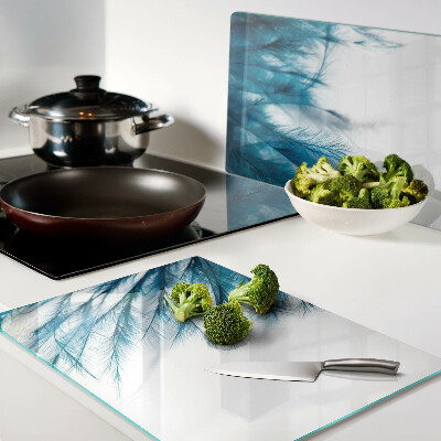 Tabla de cocina Plumas azules sobre fondo blanco.