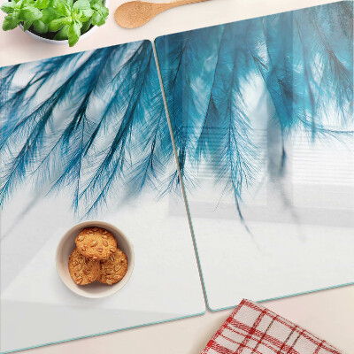 Tabla de cocina Plumas azules sobre fondo blanco.