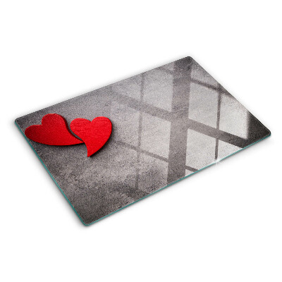 Tabla de cortar Un corazón sobre el fondo de una ventana.