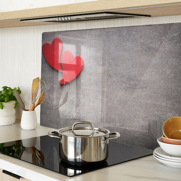 Tabla de cortar Un corazón sobre el fondo de una ventana.