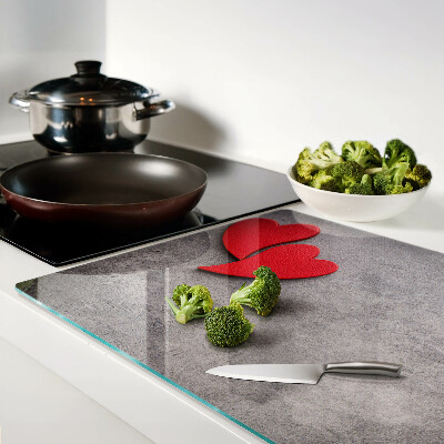 Tabla de cortar Un corazón sobre el fondo de una ventana.