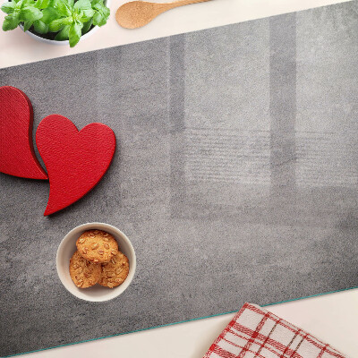 Tabla de cortar Un corazón sobre el fondo de una ventana.