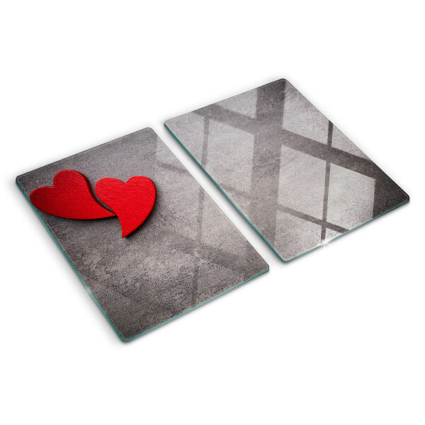 Tabla de cortar Un corazón sobre el fondo de una ventana.