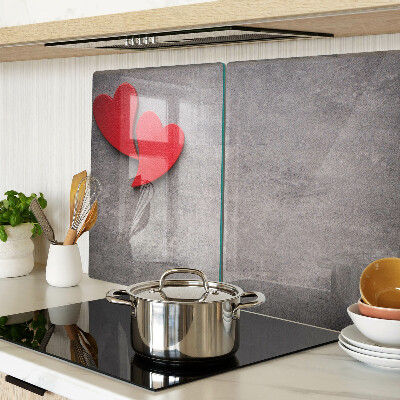 Tabla de cortar Un corazón sobre el fondo de una ventana.