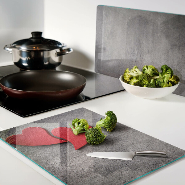 Tabla de cortar Un corazón sobre el fondo de una ventana.