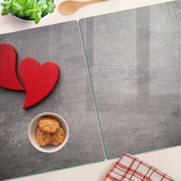 Tabla de cortar Un corazón sobre el fondo de una ventana.