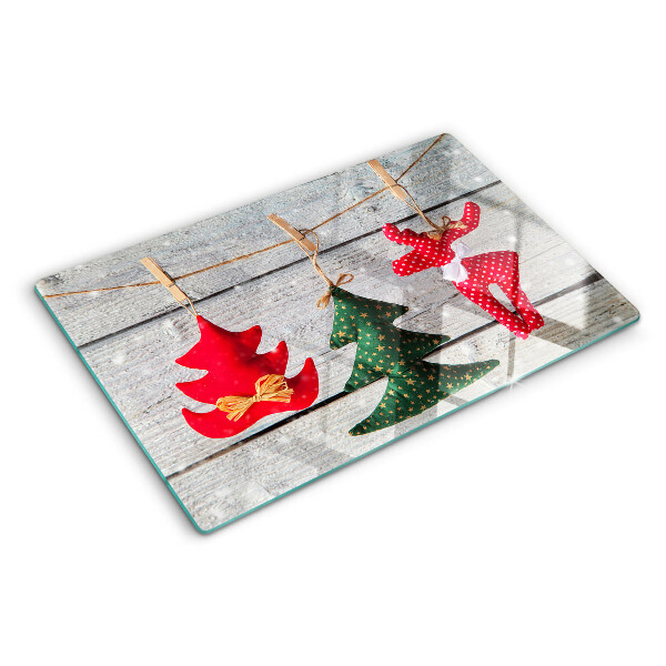 Tabla de cortar Adornos navideños sobre un fondo de madera.