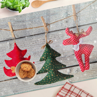 Tabla de cortar Adornos navideños sobre un fondo de madera.