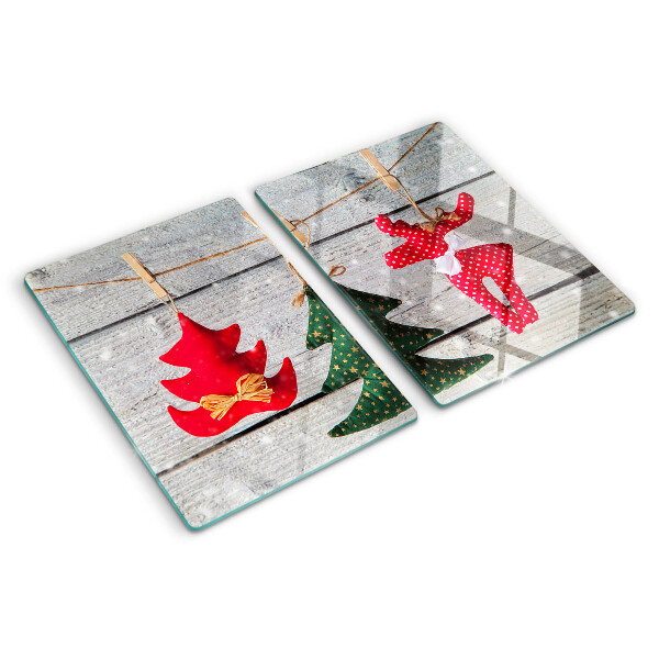 Tabla de cortar Adornos navideños sobre un fondo de madera.