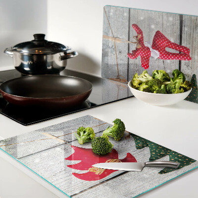 Tabla de cortar Adornos navideños sobre un fondo de madera.