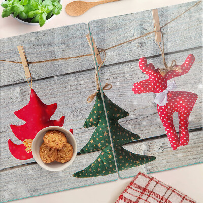 Tabla de cortar Adornos navideños sobre un fondo de madera.