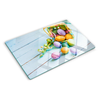 Tabla de cocina Huevos de Pascua de colores en una canasta