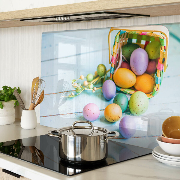 Tabla de cocina Huevos de Pascua de colores en una canasta