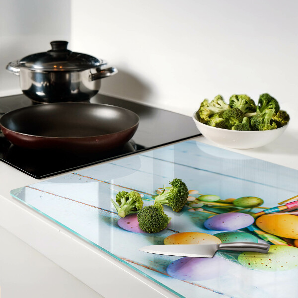 Tabla de cocina Huevos de Pascua de colores en una canasta