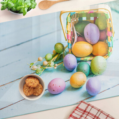 Tabla de cocina Huevos de Pascua de colores en una canasta