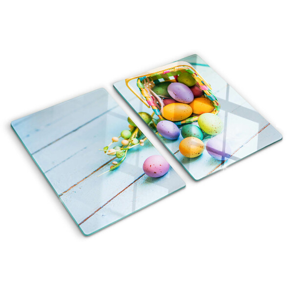 Tabla de cocina Huevos de Pascua de colores en una canasta