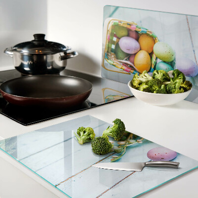 Tabla de cocina Huevos de Pascua de colores en una canasta