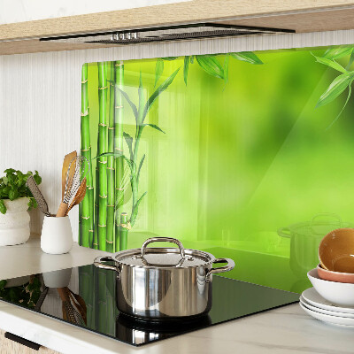 Szklana deska do krojenia Bamboo on a green background