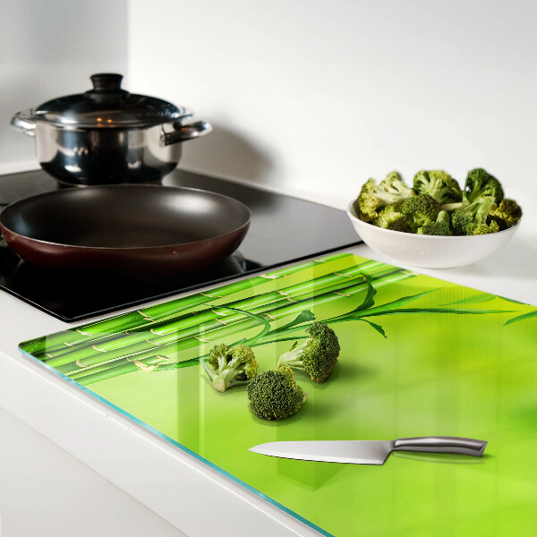 Tabla de cortar Bambú sobre un fondo verde