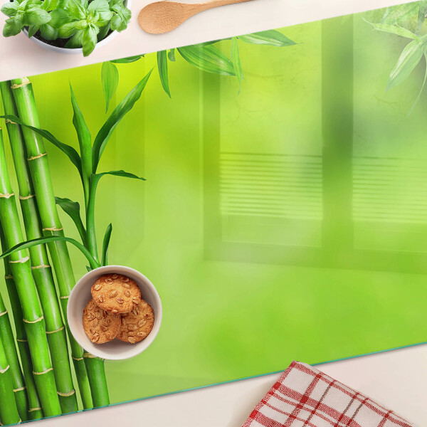 Szklana deska do krojenia Bamboo on a green background