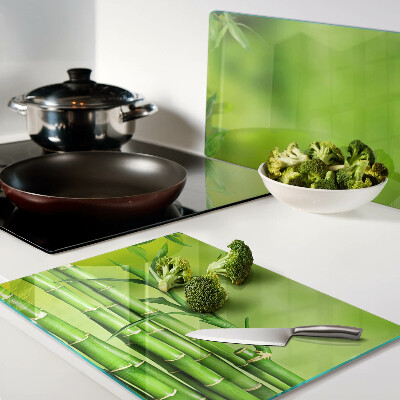 Tabla de cortar Bambú sobre un fondo verde