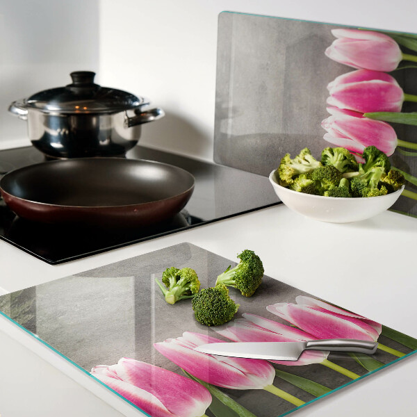 Tabla para cortar Tulipanes sobre un fondo gris