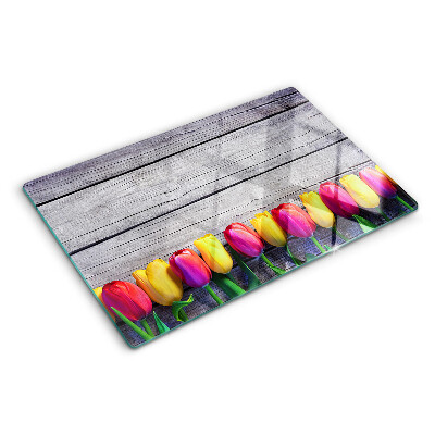 Tabla para cortar Tulipanes sobre un fondo de madera