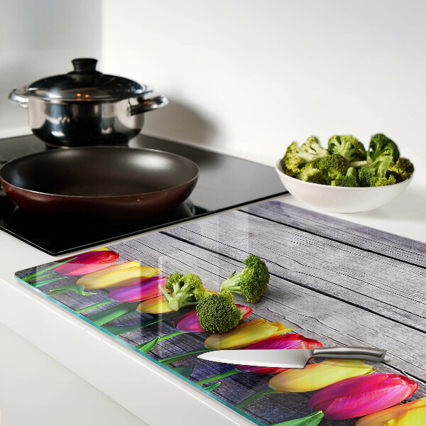 Tabla para cortar Tulipanes sobre un fondo de madera