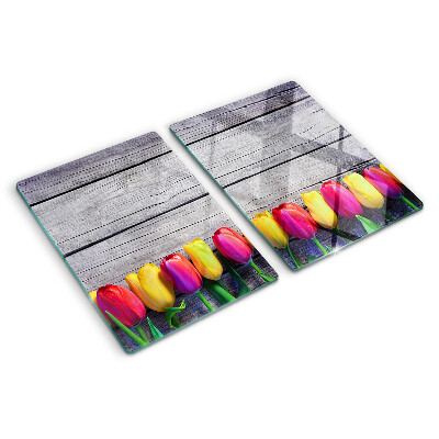 Tabla para cortar Tulipanes sobre un fondo de madera