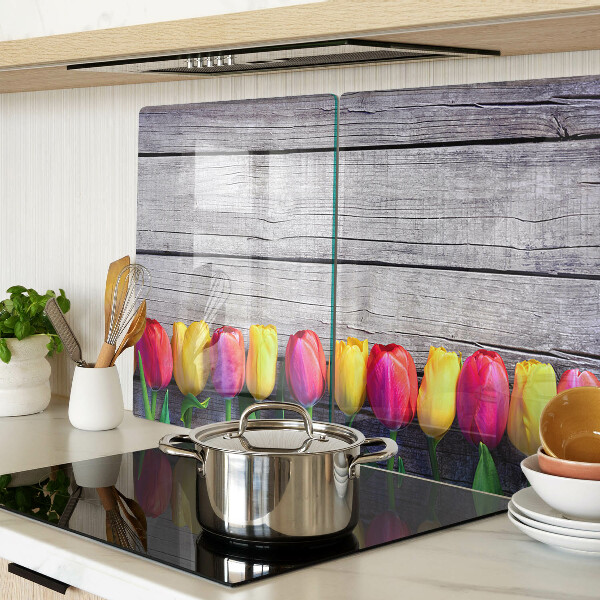 Tabla para cortar Tulipanes sobre un fondo de madera