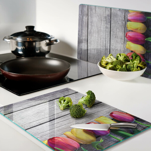 Tabla para cortar Tulipanes sobre un fondo de madera