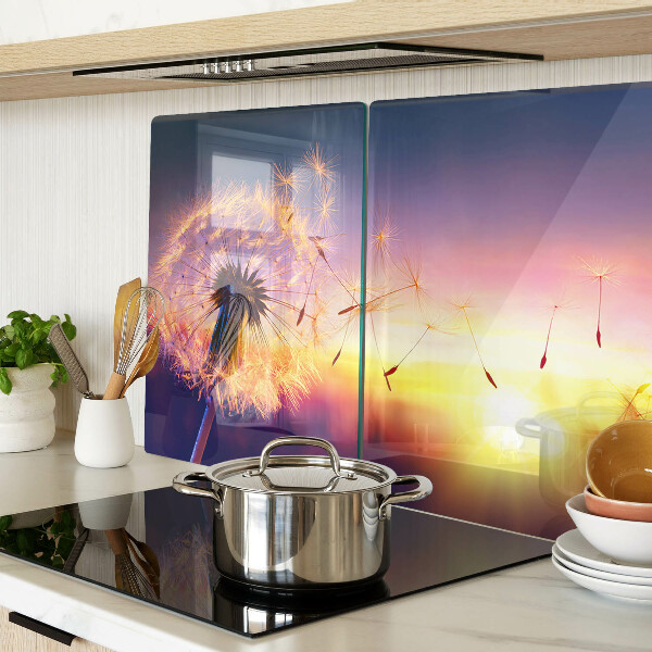 Tabla para cortar Dientes de león contra el fondo del atardecer