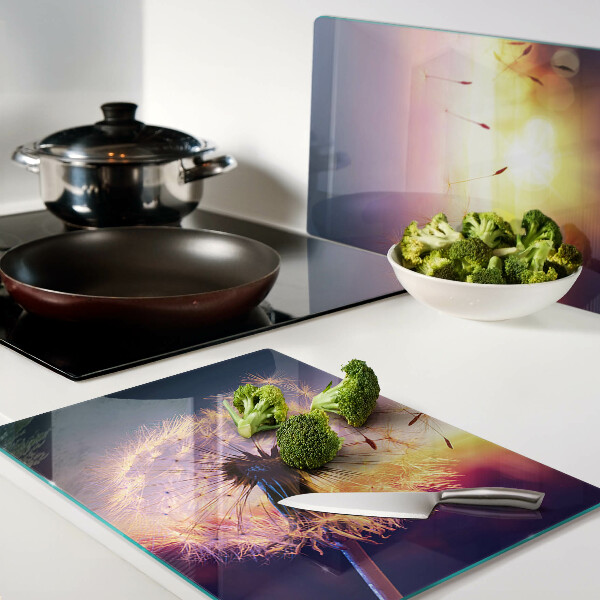 Tabla para cortar Dientes de león contra el fondo del atardecer