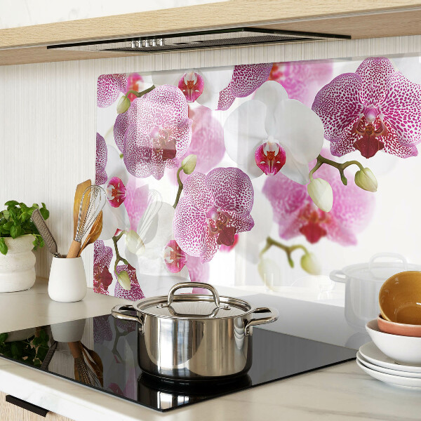 Tabla de cortar de cristal Orquídeas al fondo de la ventana.