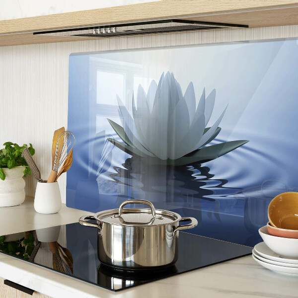 Tabla de cortar Nenúfar sobre el fondo del agua