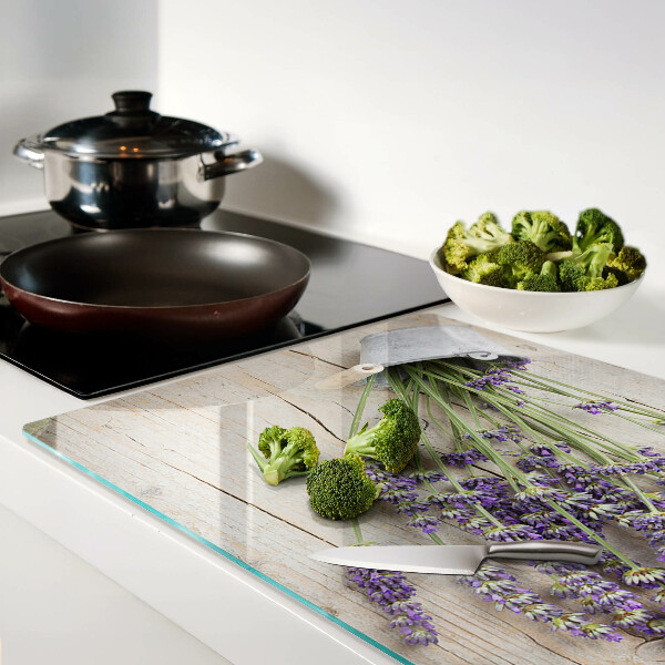 Tabla de cortar de cristal Lavanda en una maceta sobre un fondo de madera