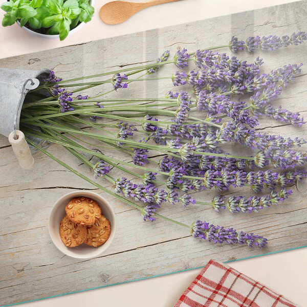 Tabla de cortar de cristal Lavanda en una maceta sobre un fondo de madera