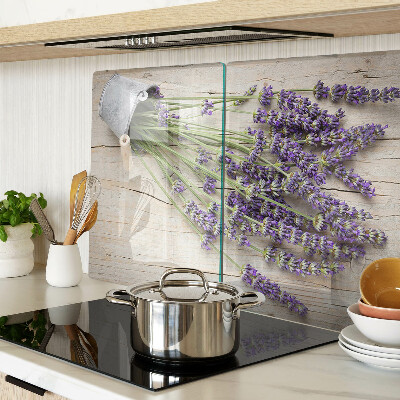 Tabla de cortar de cristal Lavanda en una maceta sobre un fondo de madera