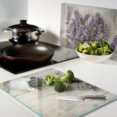 Tabla de cortar de cristal Lavanda en una maceta sobre un fondo de madera