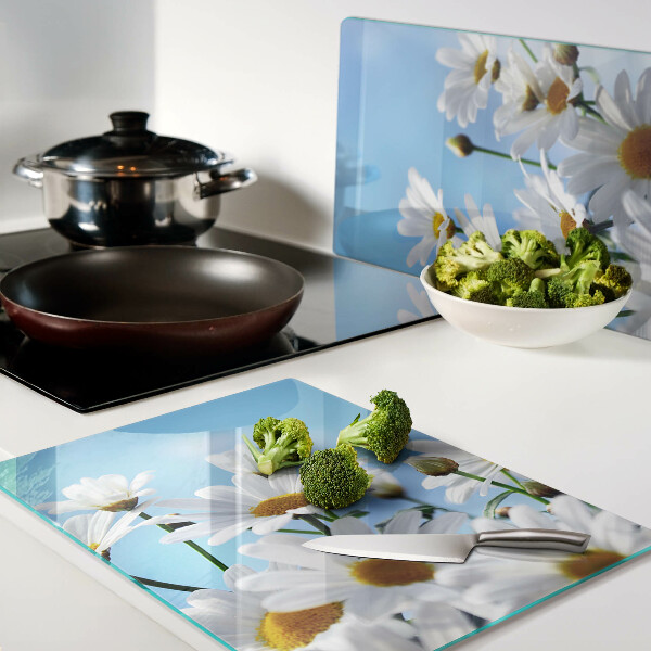 Tabla de cocina Flores de margarita sobre un fondo azul