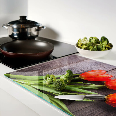 Tabla de cortar Tulipanes sobre un fondo de madera