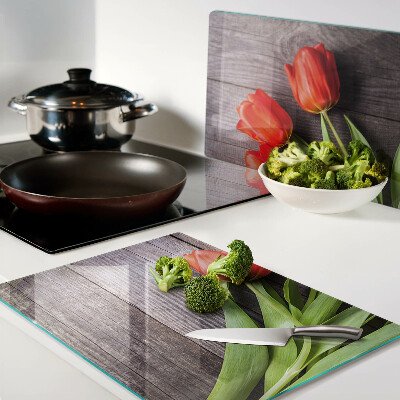 Tabla de cortar Tulipanes sobre un fondo de madera