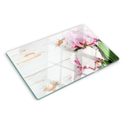 Tabla de cortar Flores de peonía sobre un fondo de madera.