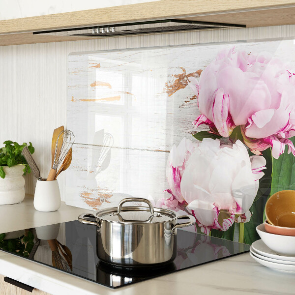 Tabla de cortar Flores de peonía sobre un fondo de madera.