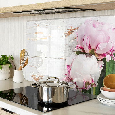 Tabla de cortar Flores de peonía sobre un fondo de madera.