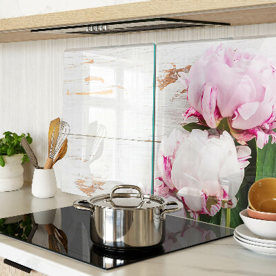 Tabla de cortar Flores de peonía sobre un fondo de madera.