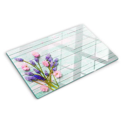 Tabla para cortar Flores sobre un fondo de madera