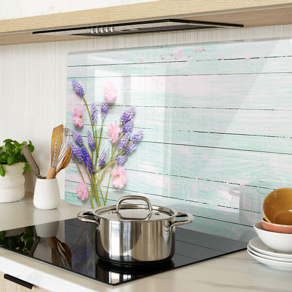 Tabla para cortar Flores sobre un fondo de madera