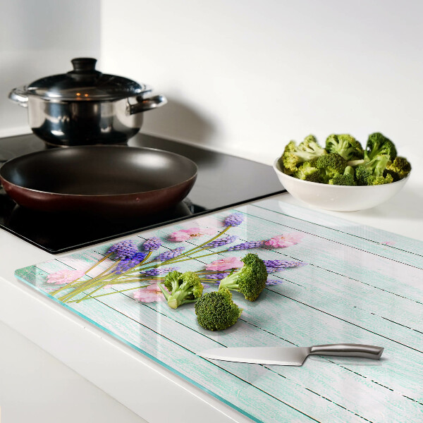 Tabla para cortar Flores sobre un fondo de madera